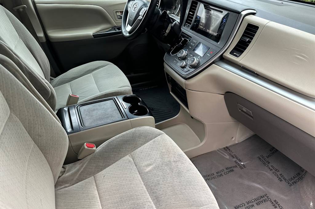 Thumbnail: 2015 Toyota Sienna - 9