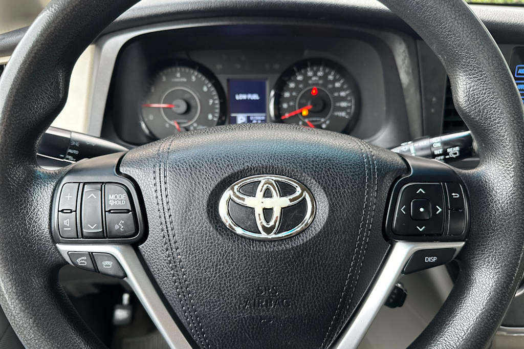 Thumbnail: 2015 Toyota Sienna - 28