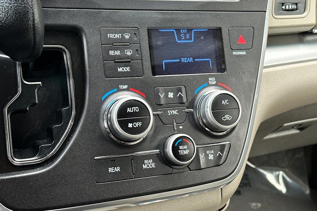 Thumbnail: 2015 Toyota Sienna - 27