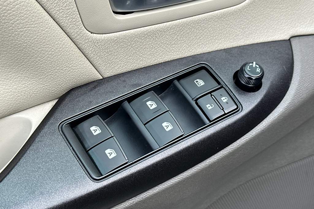 Thumbnail: 2015 Toyota Sienna - 22