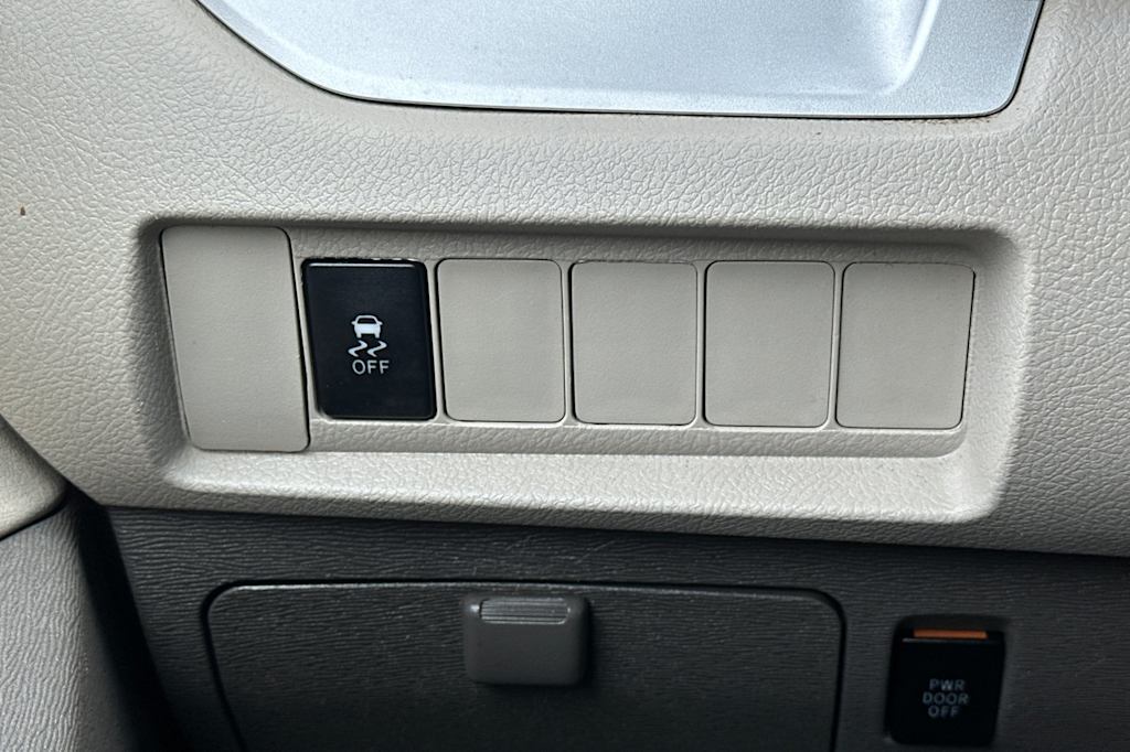 Thumbnail: 2015 Toyota Sienna - 32