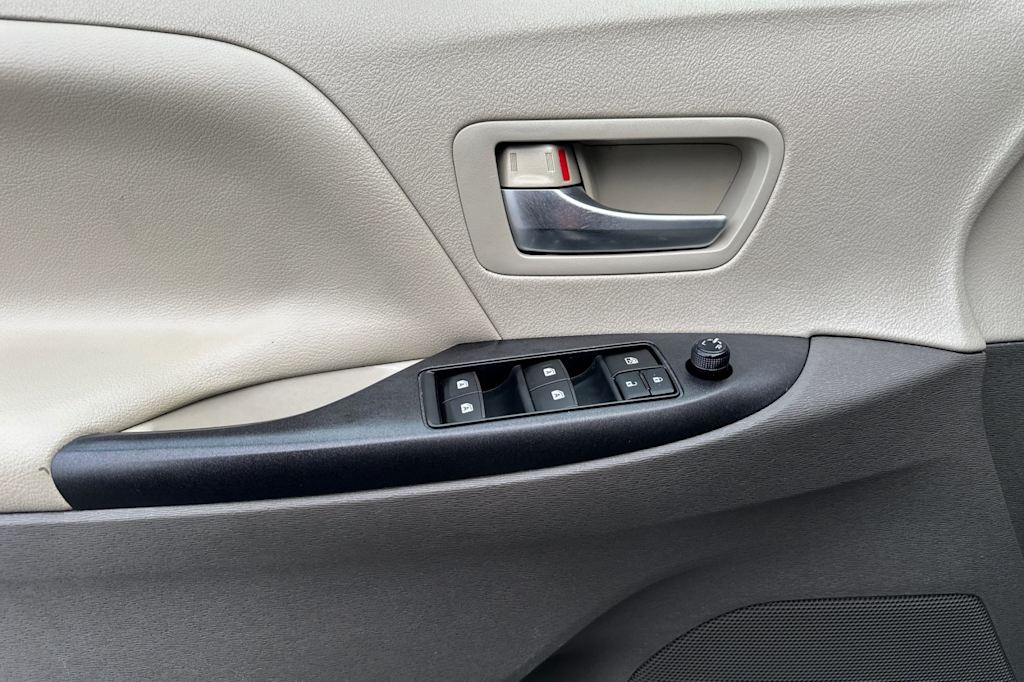 Thumbnail: 2015 Toyota Sienna - 21