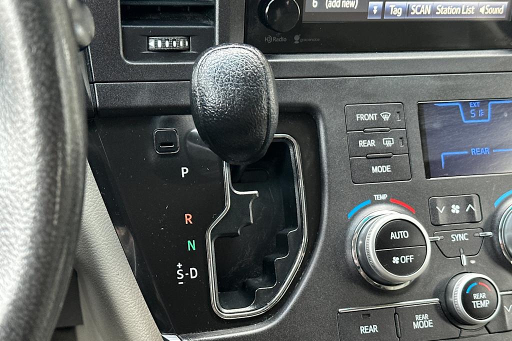 Thumbnail: 2015 Toyota Sienna - 14