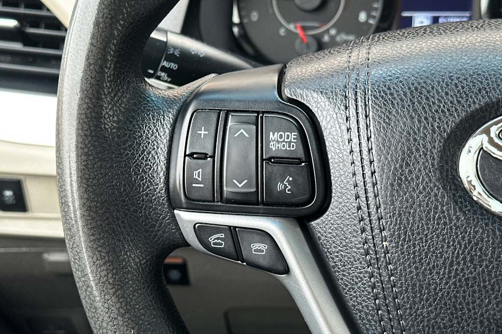 Thumbnail: 2015 Toyota Sienna - 29