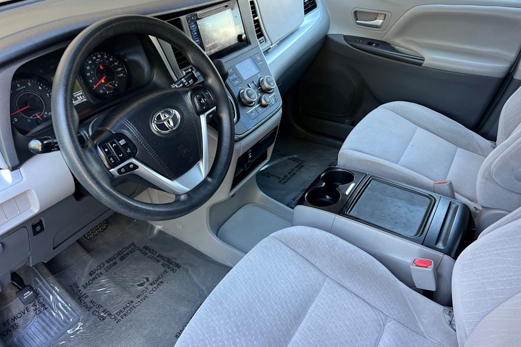 Thumbnail: 2015 Toyota Sienna - 9