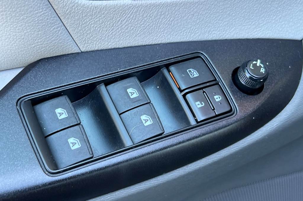 Thumbnail: 2015 Toyota Sienna - 22