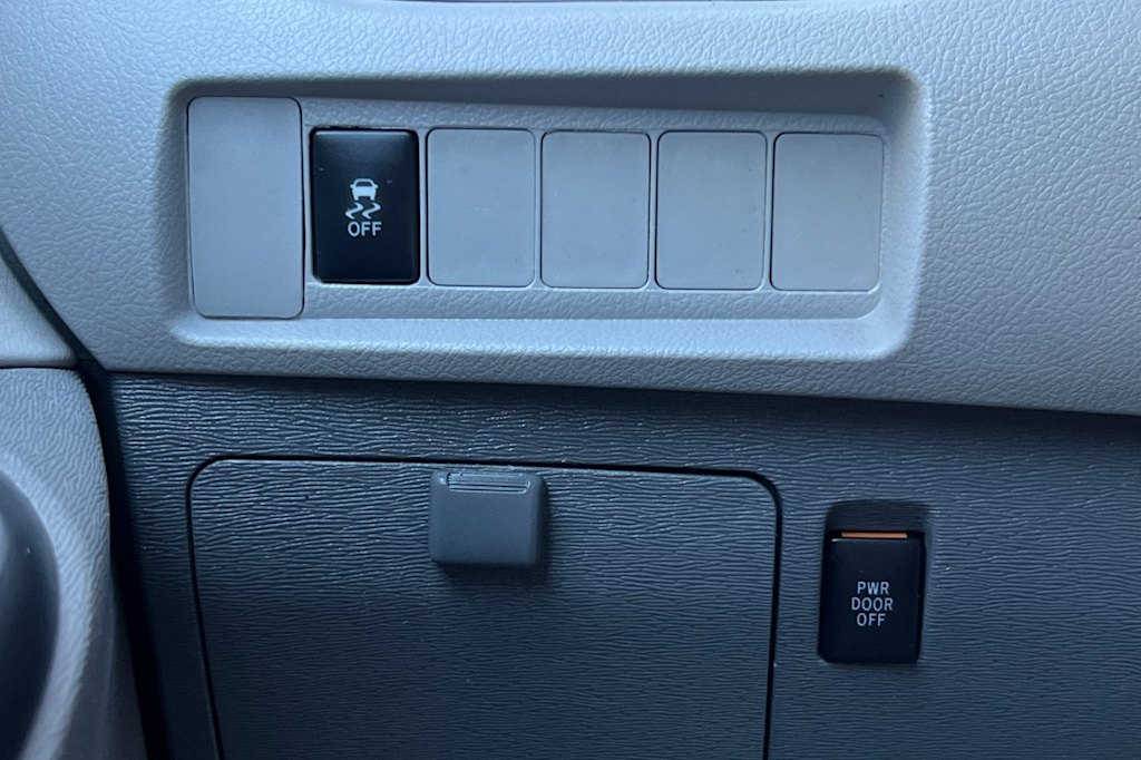 Thumbnail: 2015 Toyota Sienna - 31