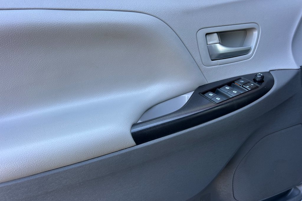 Thumbnail: 2015 Toyota Sienna - 21