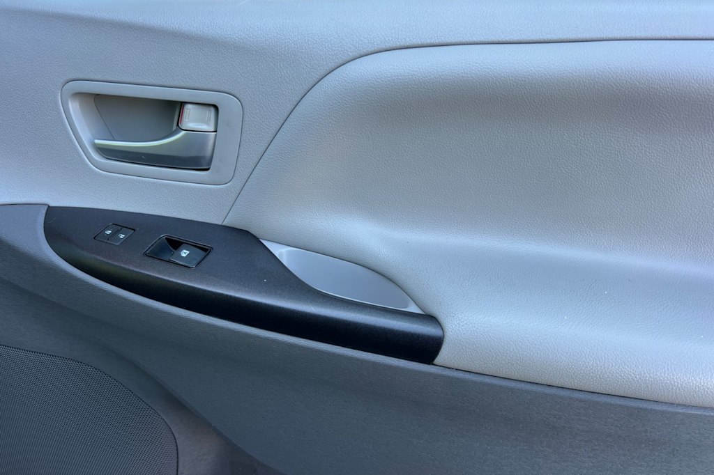 Thumbnail: 2015 Toyota Sienna - 24