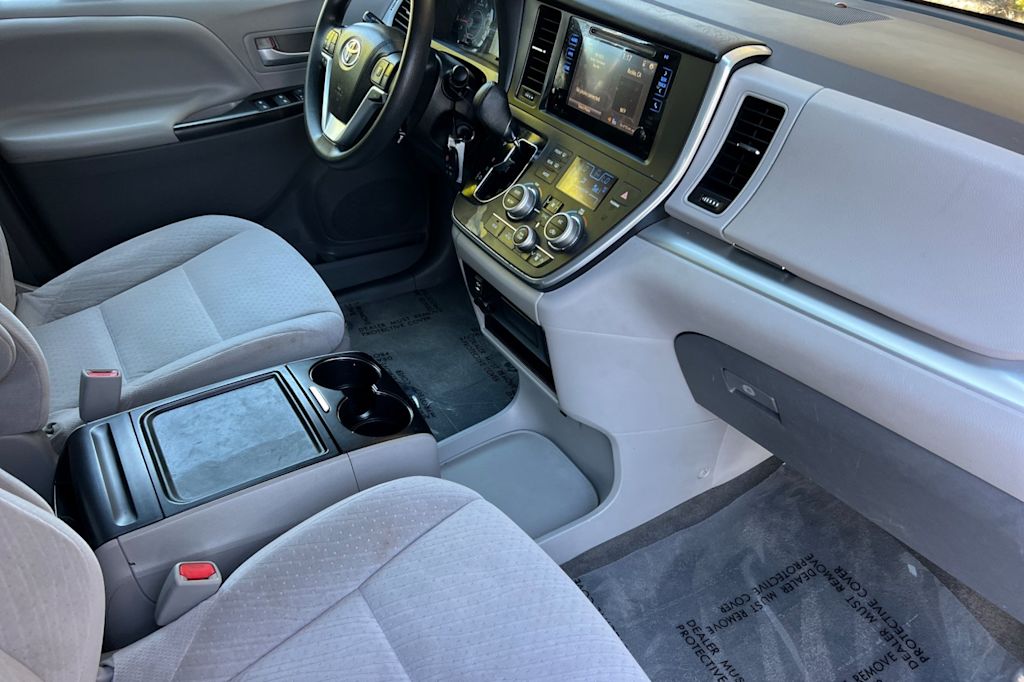 Thumbnail: 2015 Toyota Sienna - 13