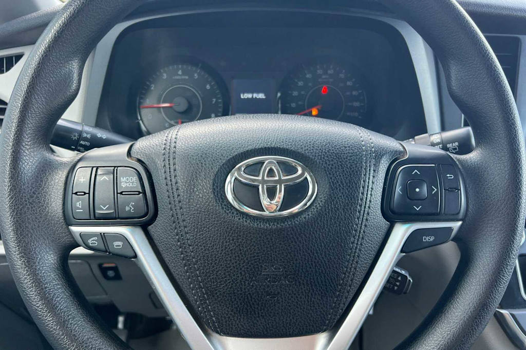 2016 Toyota Sienna LE 25