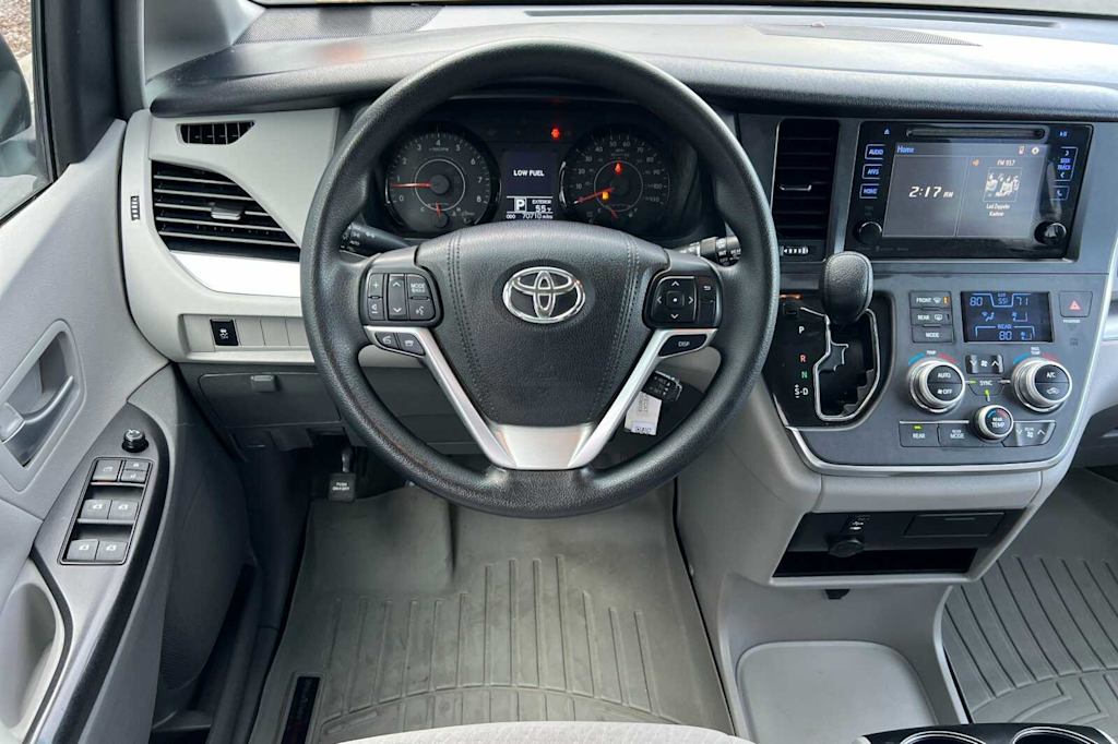 2016 Toyota Sienna LE 11