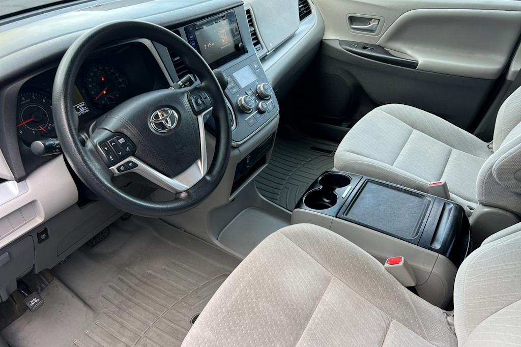 2016 Toyota Sienna LE 8