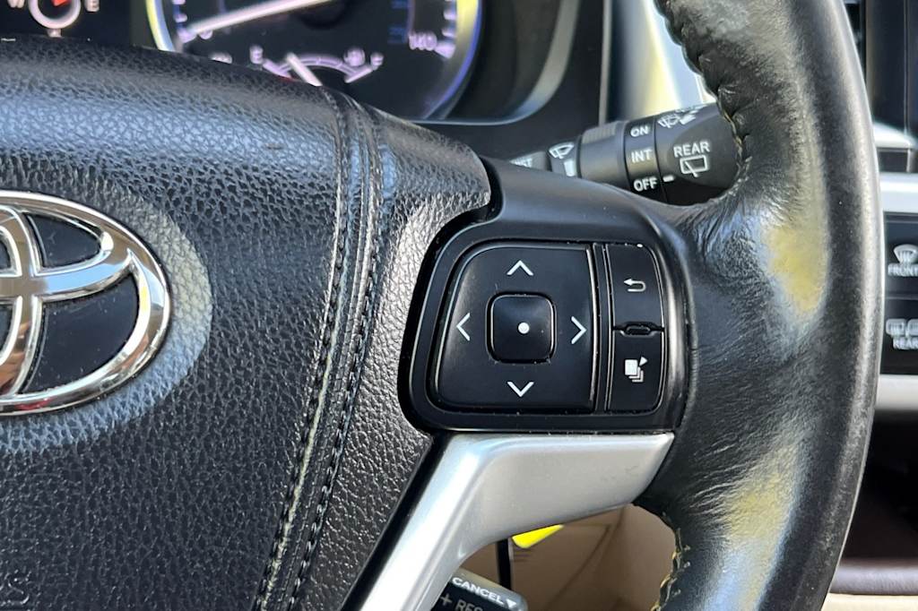Thumbnail: 2014 Toyota Highlander - 32
