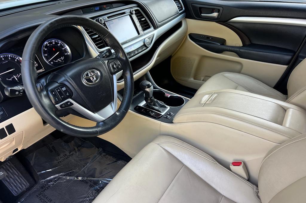 Thumbnail: 2014 Toyota Highlander - 9