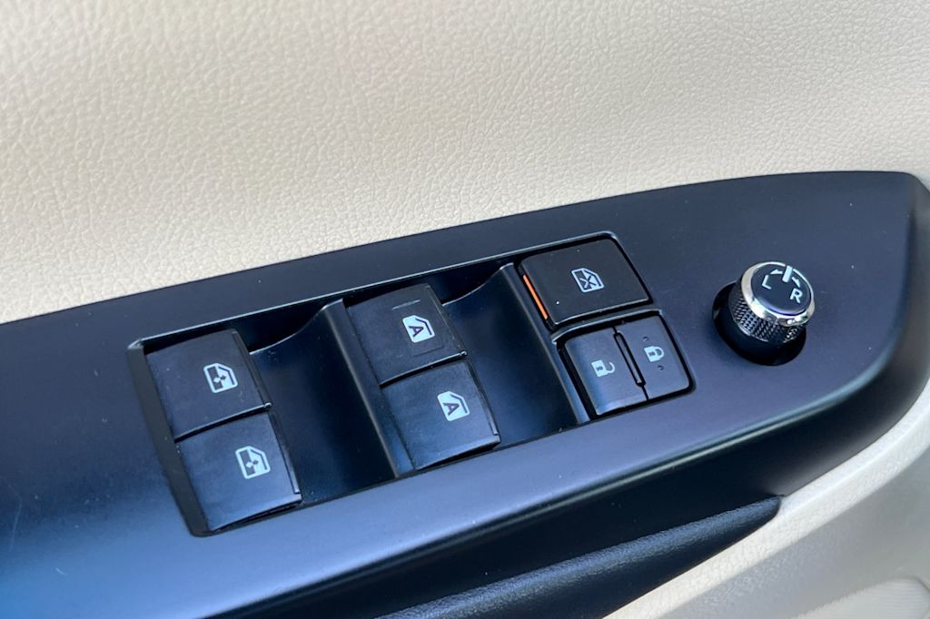 Thumbnail: 2014 Toyota Highlander - 21