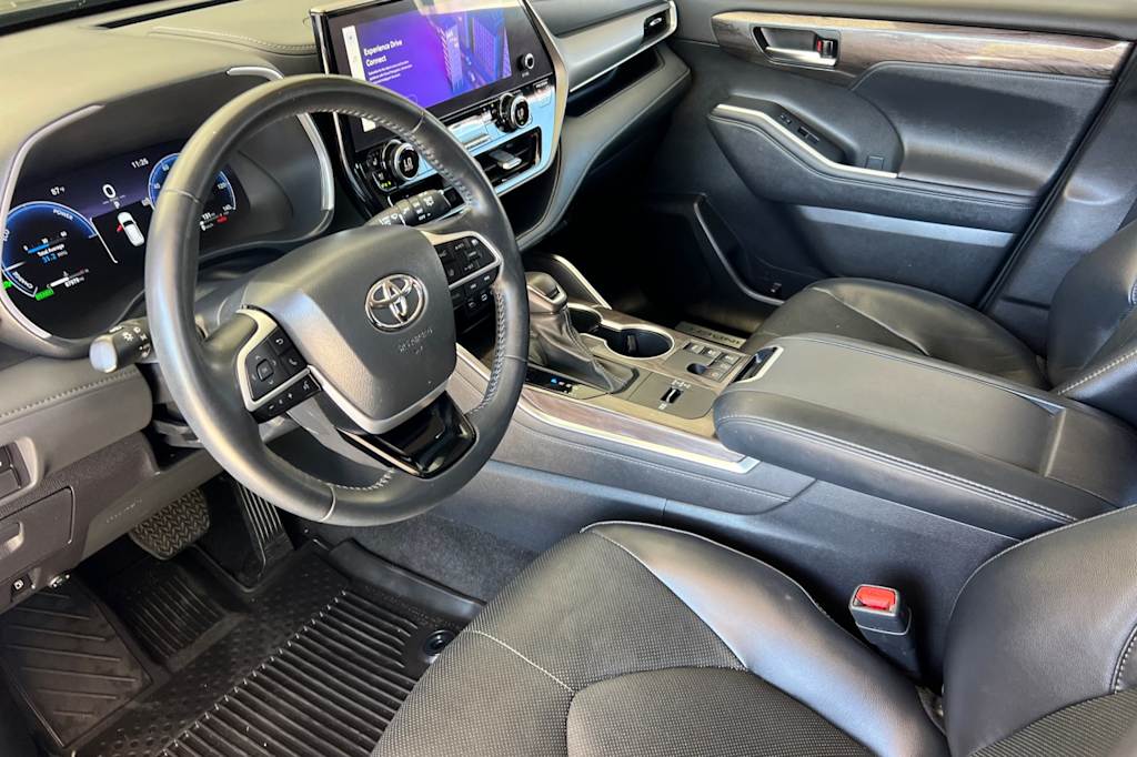 Thumbnail: 2023 Toyota Highlander - 9