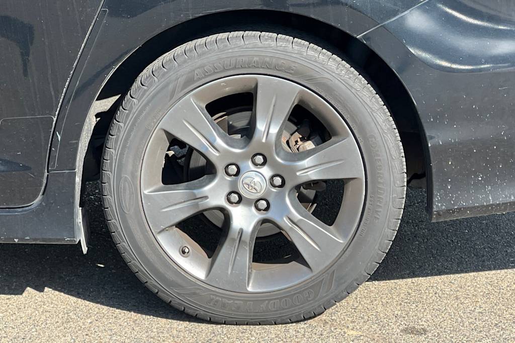 Thumbnail: 2015 Toyota Sienna - 25