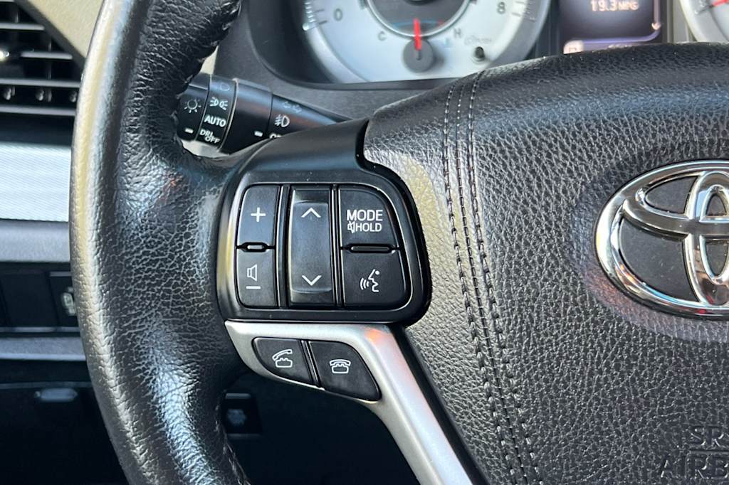 Thumbnail: 2015 Toyota Sienna - 30