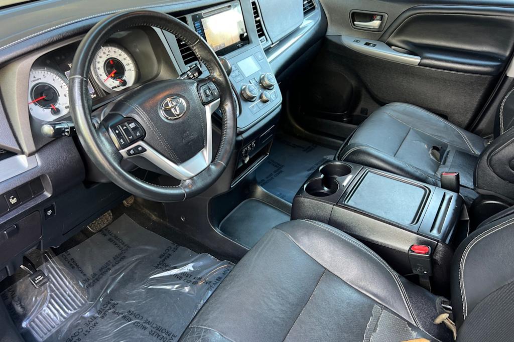 Thumbnail: 2015 Toyota Sienna - 8