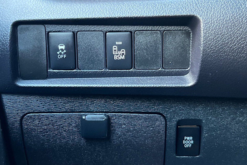 Thumbnail: 2015 Toyota Sienna - 33
