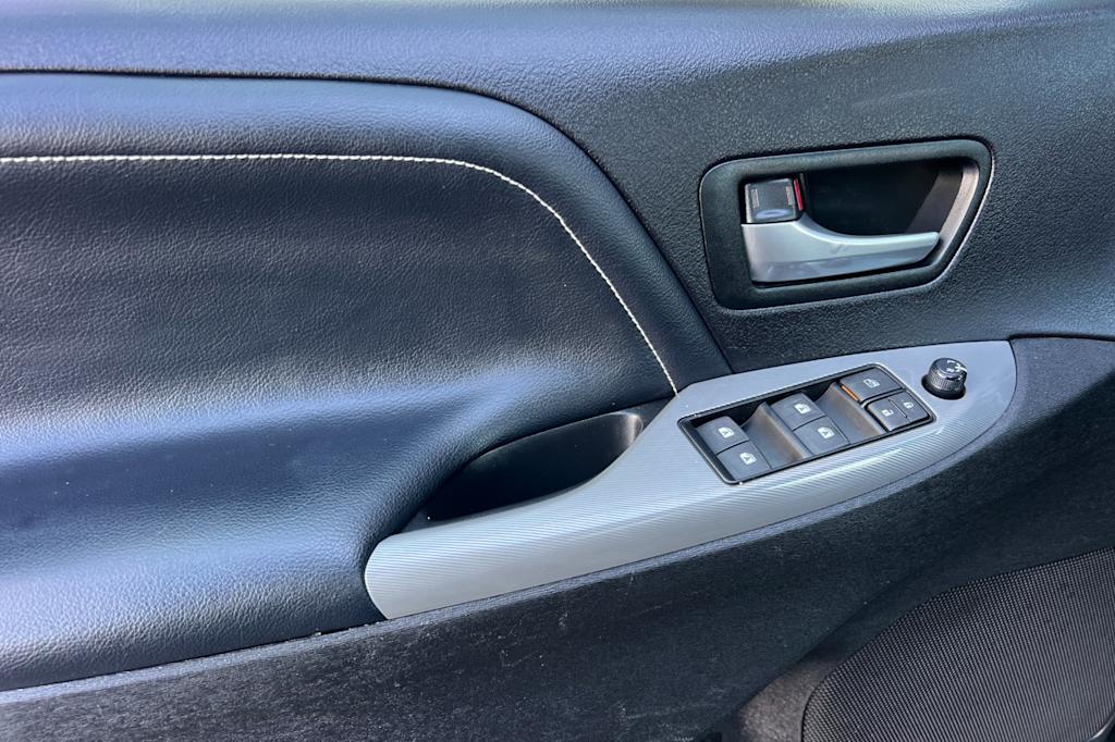 Thumbnail: 2015 Toyota Sienna - 20