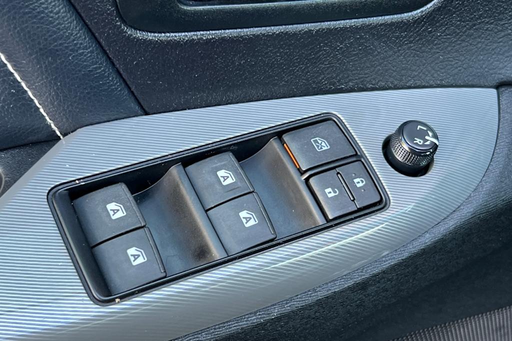 Thumbnail: 2015 Toyota Sienna - 21