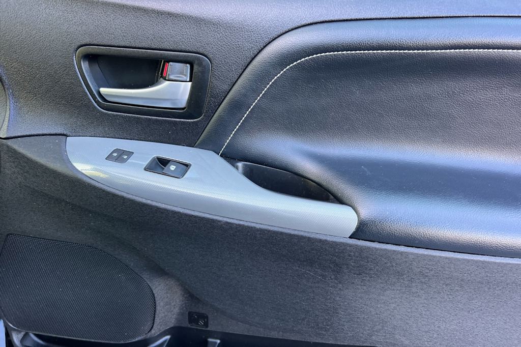 Thumbnail: 2015 Toyota Sienna - 25