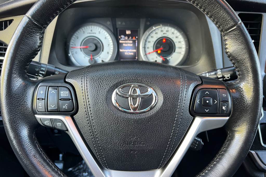 Thumbnail: 2015 Toyota Sienna - 29