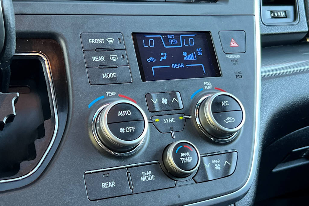 Thumbnail: 2015 Toyota Sienna - 27
