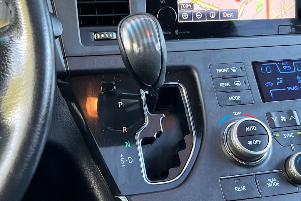 Thumbnail: 2015 Toyota Sienna - 13
