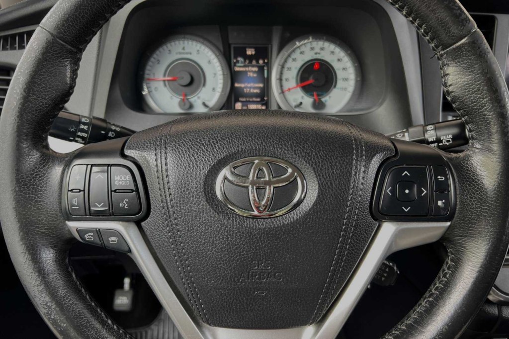 2015 Toyota Sienna SE 27