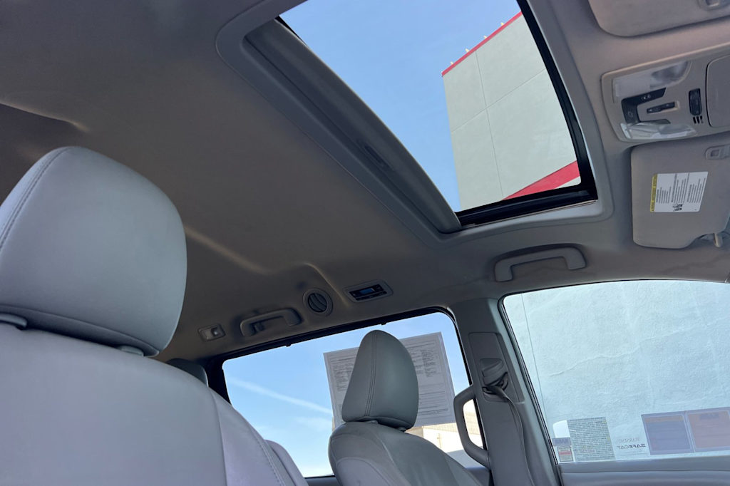 Thumbnail: 2015 Toyota Sienna - 24