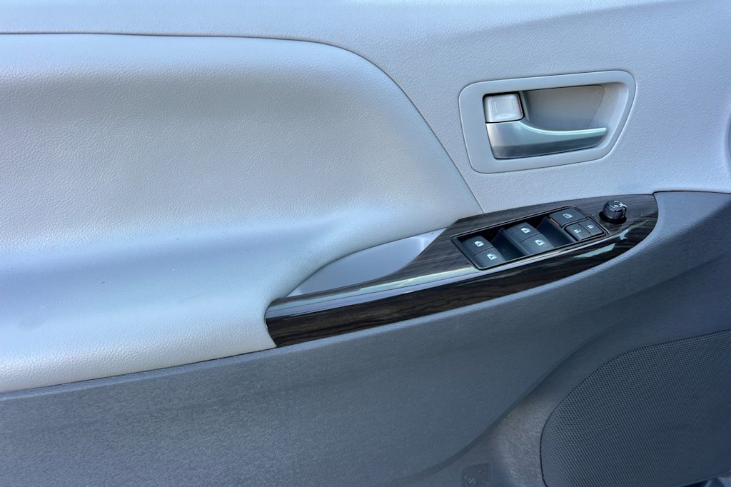 Thumbnail: 2015 Toyota Sienna - 19
