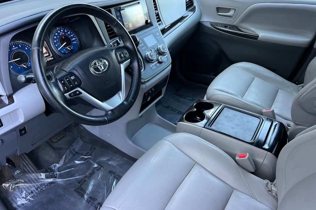 Thumbnail: 2015 Toyota Sienna - 8