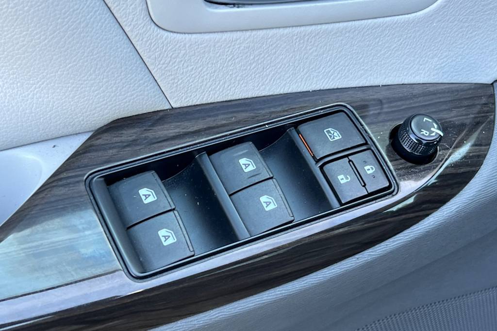 Thumbnail: 2015 Toyota Sienna - 20
