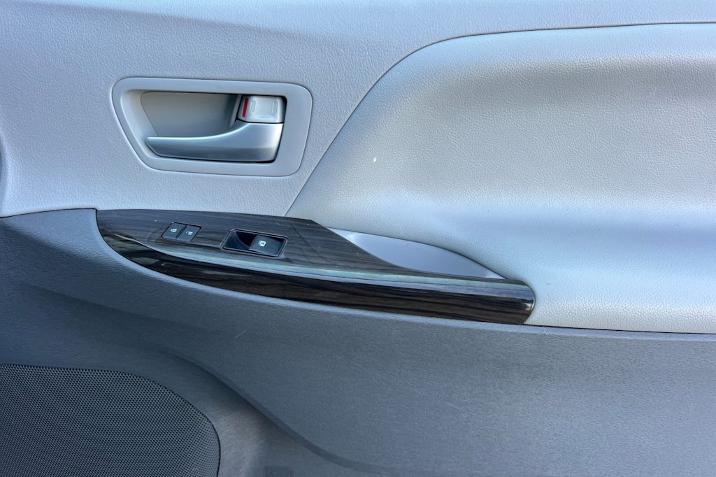 Thumbnail: 2015 Toyota Sienna - 25