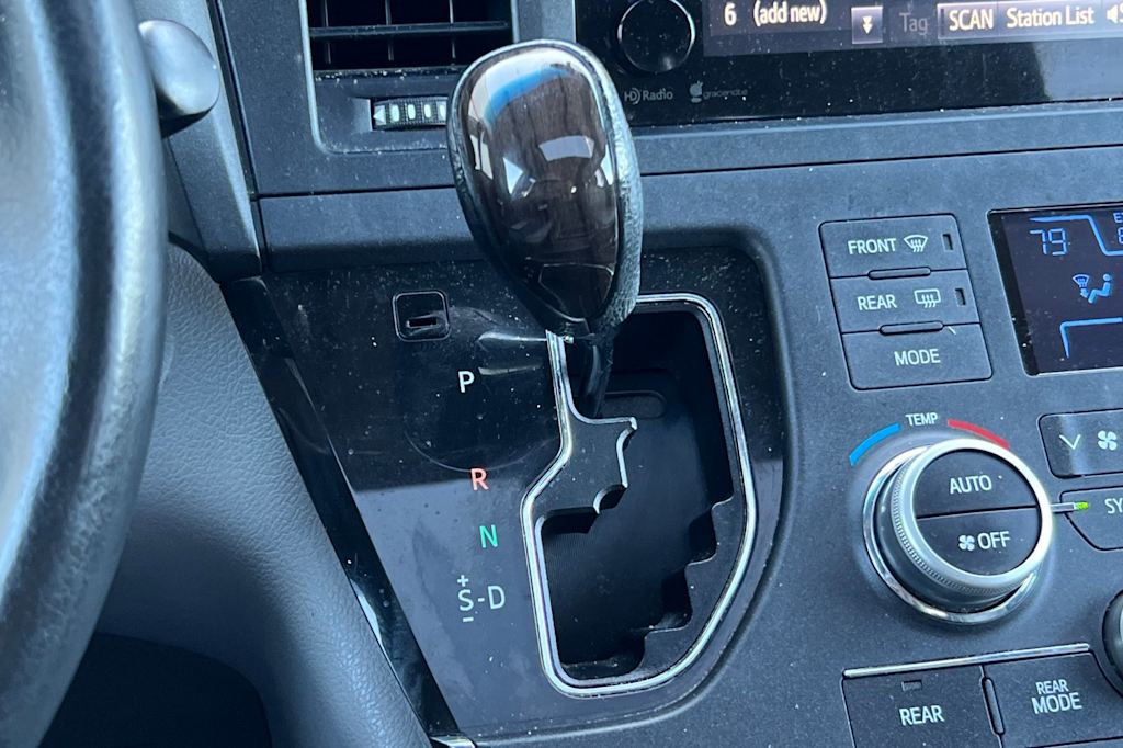 Thumbnail: 2015 Toyota Sienna - 13