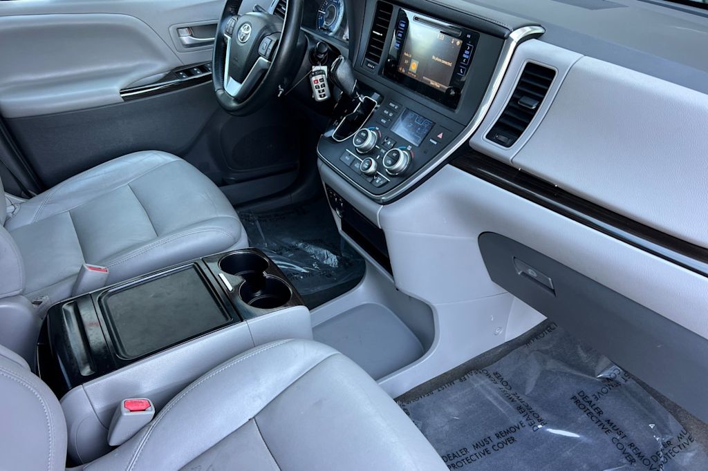 Thumbnail: 2015 Toyota Sienna - 11
