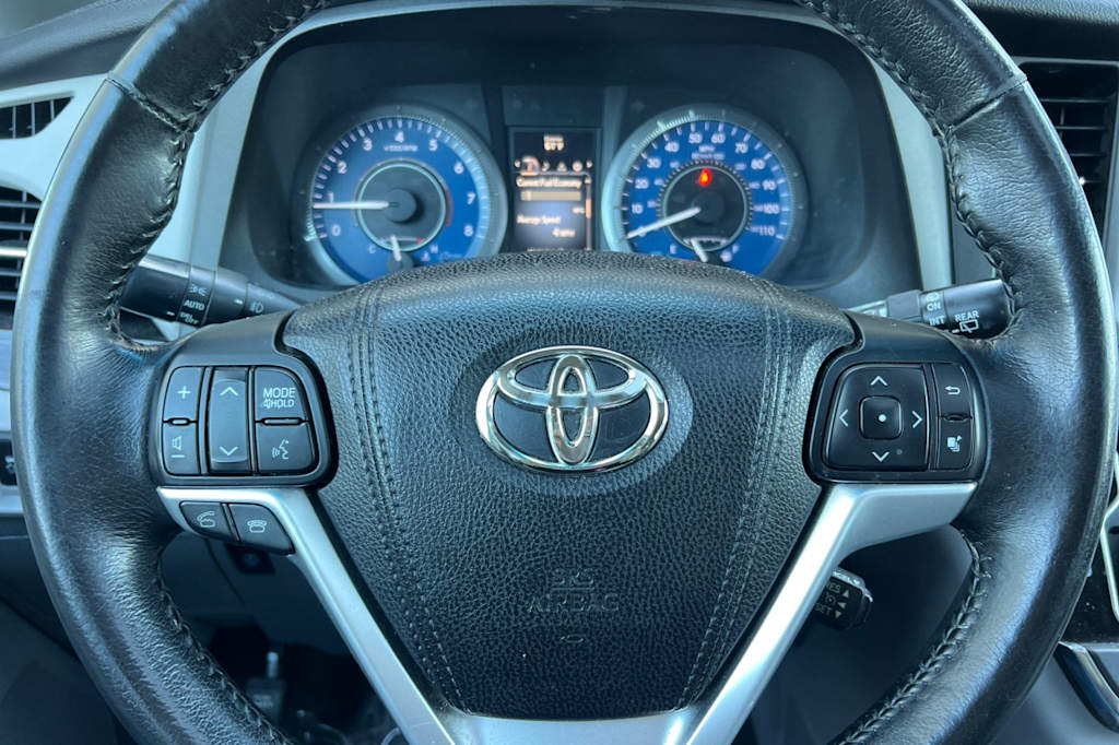 Thumbnail: 2015 Toyota Sienna - 29