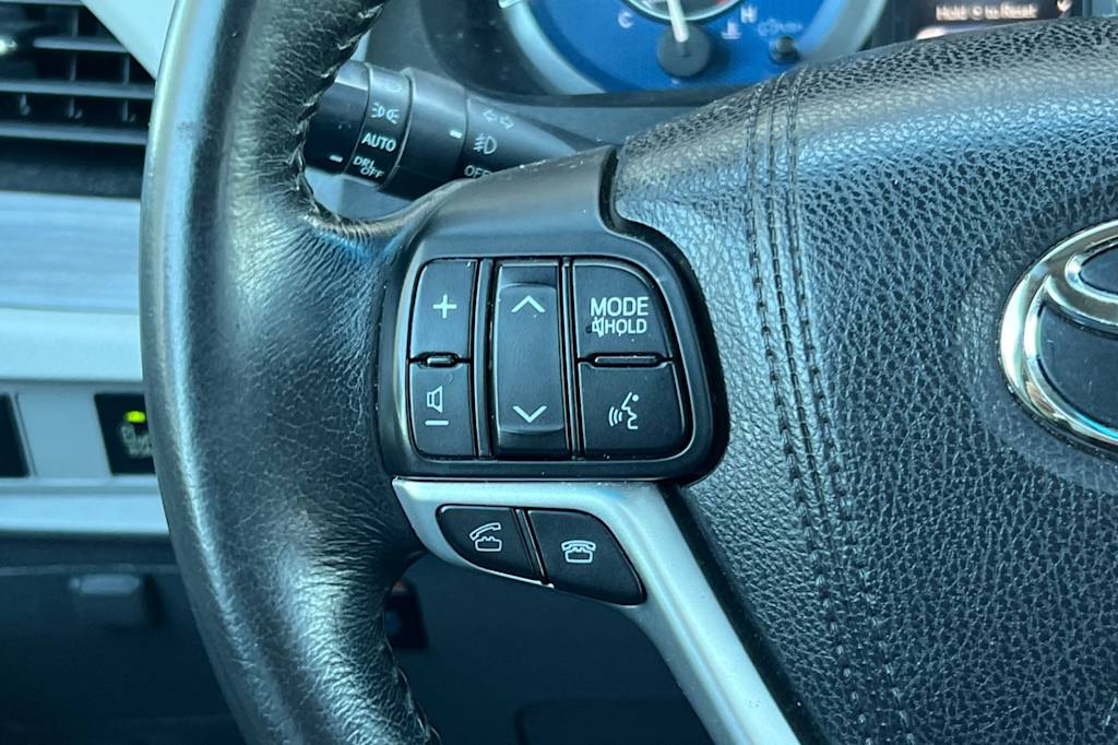 Thumbnail: 2015 Toyota Sienna - 30