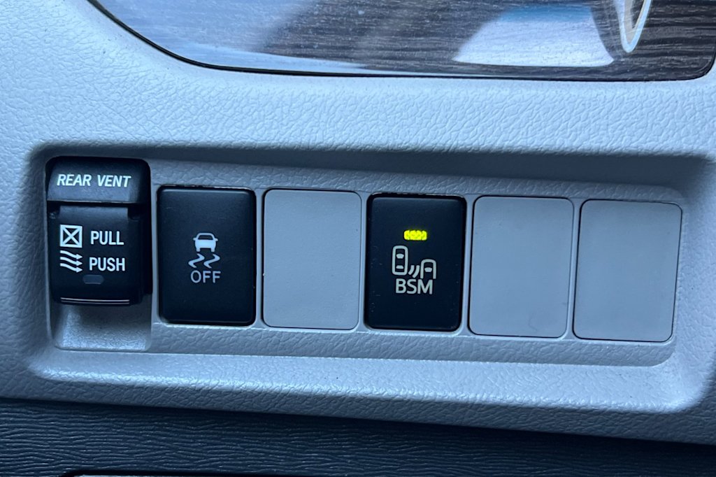 Thumbnail: 2015 Toyota Sienna - 33