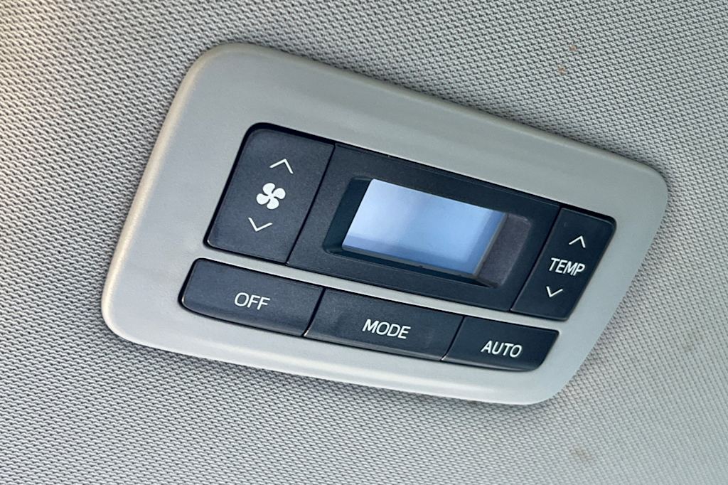 Thumbnail: 2015 Toyota Sienna - 21