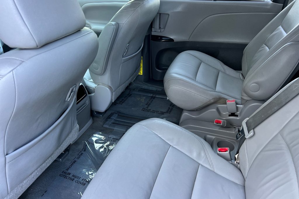 Thumbnail: 2015 Toyota Sienna - 9