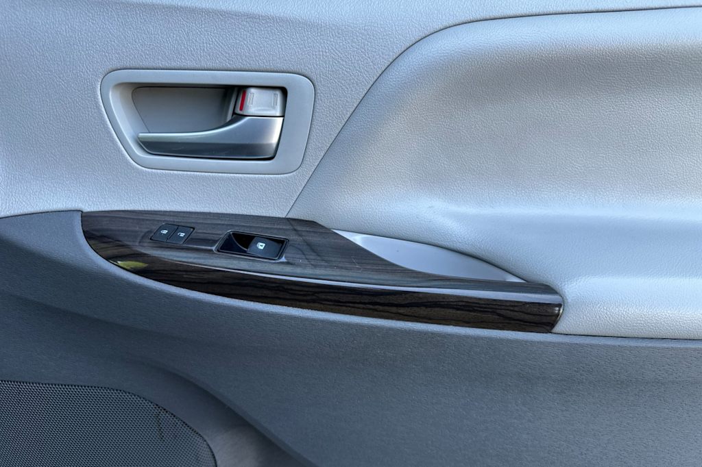 Thumbnail: 2015 Toyota Sienna - 26