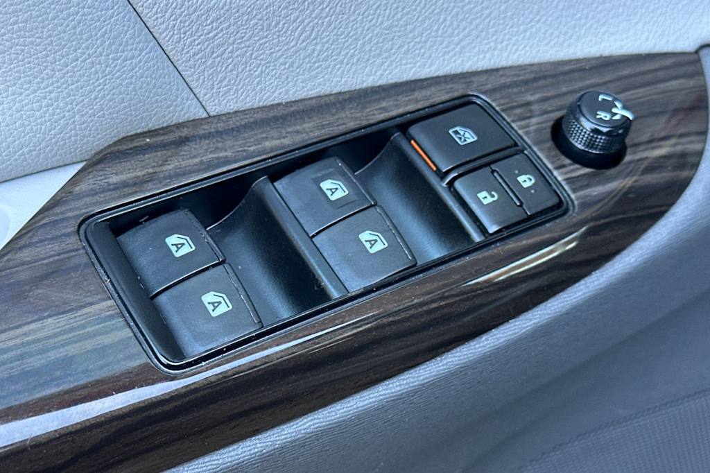 Thumbnail: 2015 Toyota Sienna - 22