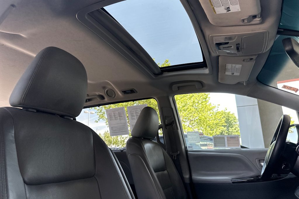 Thumbnail: 2015 Toyota Sienna - 25