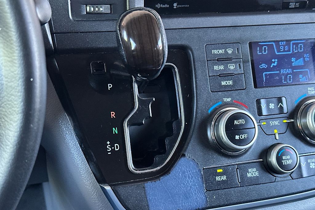 Thumbnail: 2015 Toyota Sienna - 14