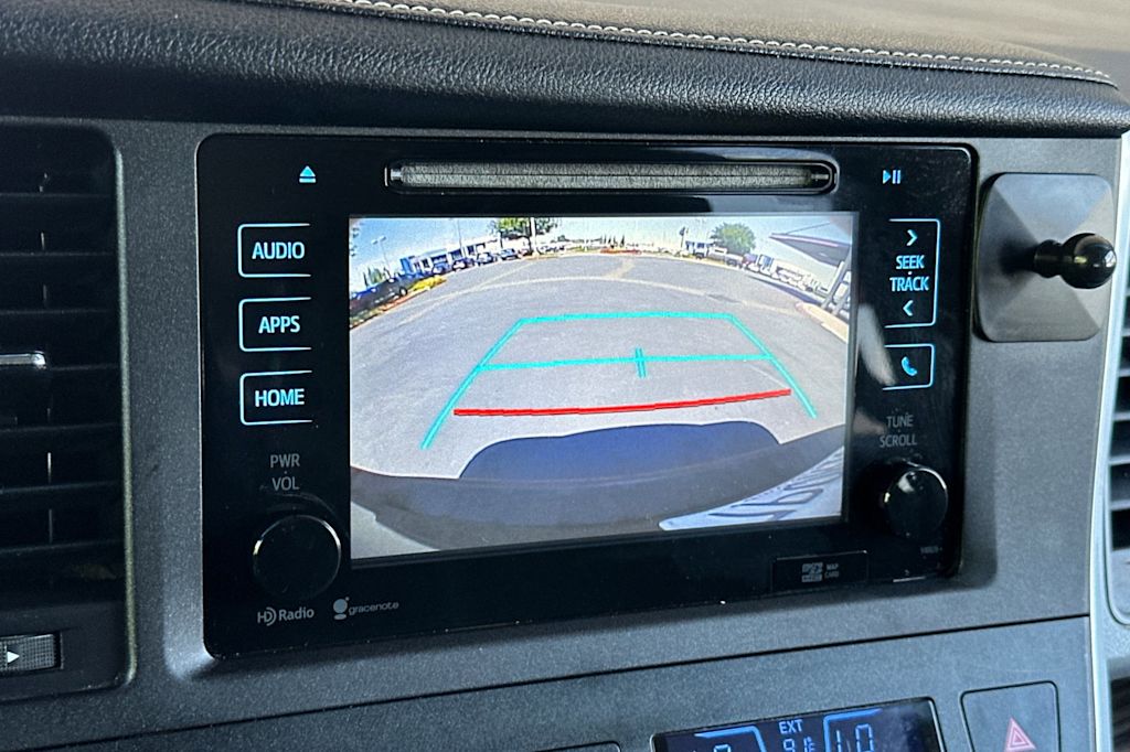 Thumbnail: 2015 Toyota Sienna - 28