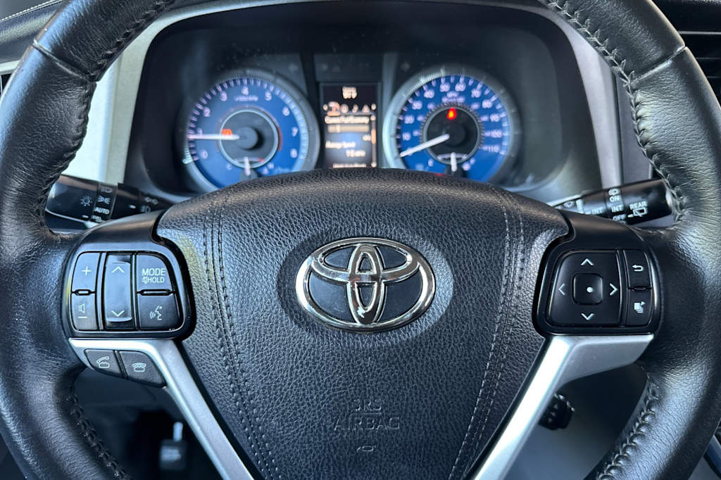 Thumbnail: 2015 Toyota Sienna - 31
